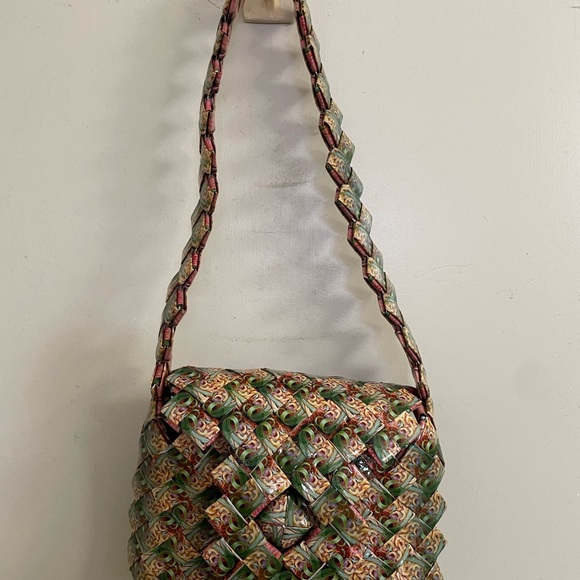 Purse Hand made in Mexico with repurposed materias (plastic packaging). - Picture 4 of 5